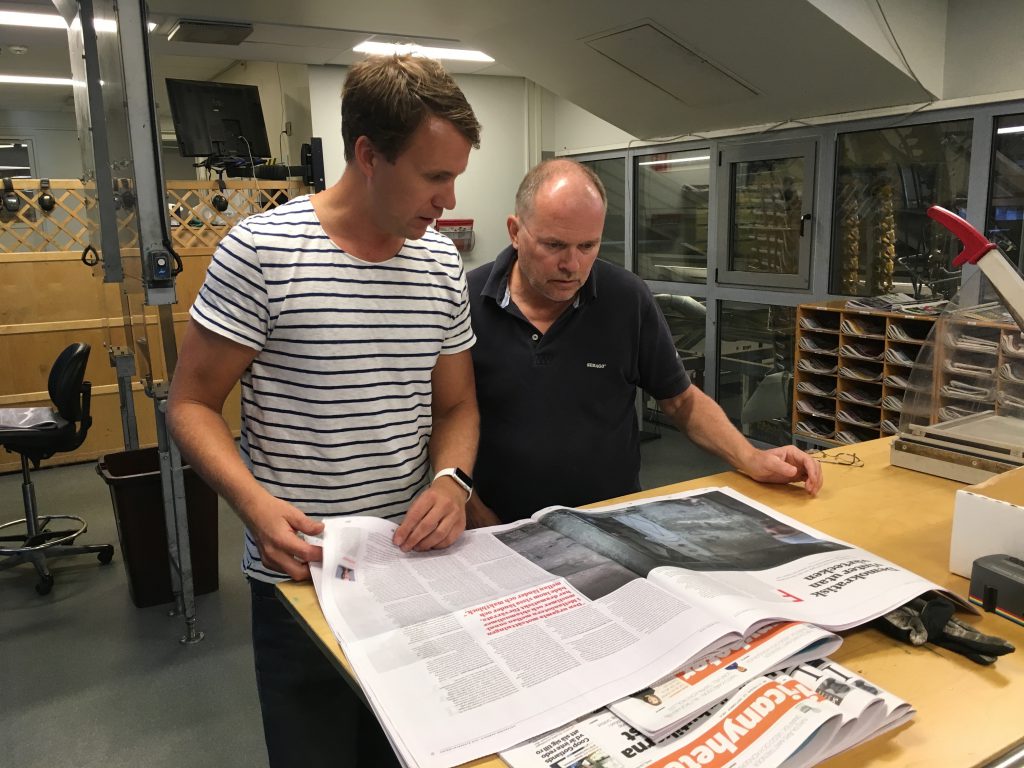 Dennis Töllborg går igenom det första tryckta exemplaret av GHT på 30 år.